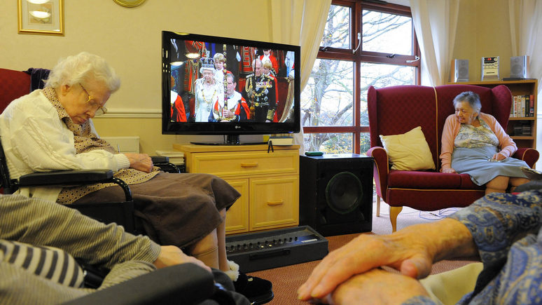 Daily Telegraph: треть смертей от коронавируса в Англии пришлась на дома престарелых 