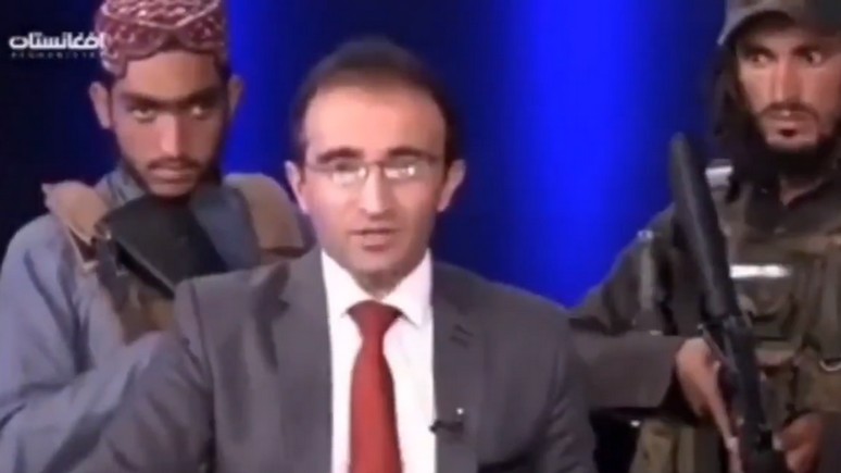 LCI: «Не бойтесь» — в Twitter опубликовали кадры с выступлением афганского телеведущего под дулами автоматов талибов