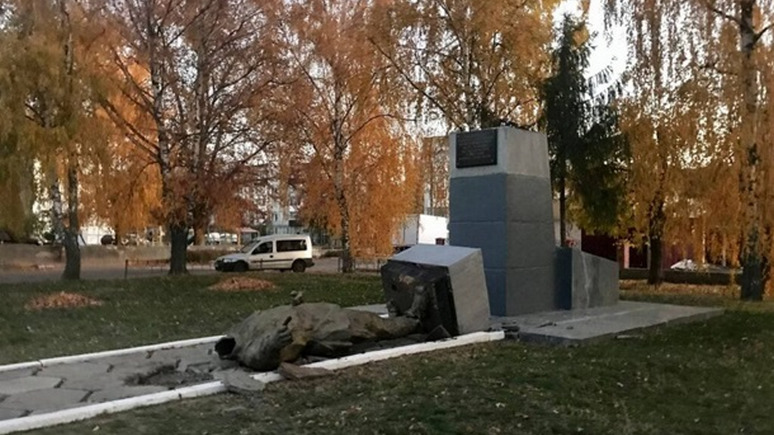 Корреспондент: на Украине вандалы снесли два советских памятника