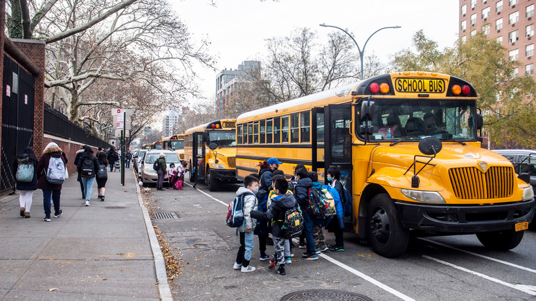 Insider: из-за нехватки педагогов Мичиган разрешил сотрудникам школьных столовых и водителям автобусов выходить в качестве замещающих учителей 