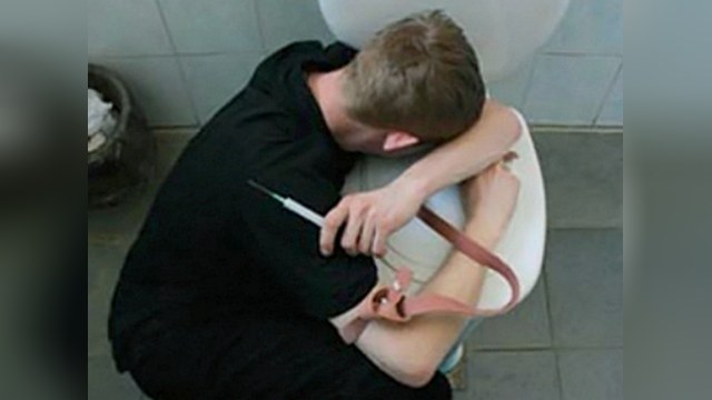 Российских наркоманов лечат голодом и изоляцией