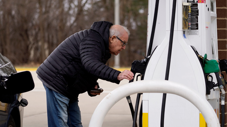 Корреспондент: Польша выделит Украине бензин из своих запасов