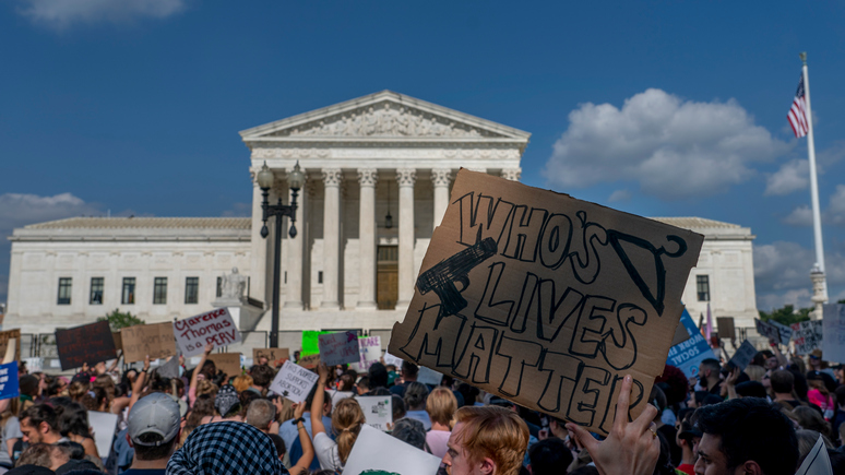 Guardian: «большой шаг назад» — мировые лидеры раскритиковали Верховный суд США за отмену права на аборт