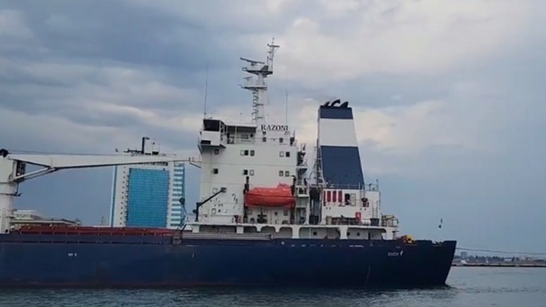 Корреспондент: первое судно с украинским зерном вышло из одесского порта