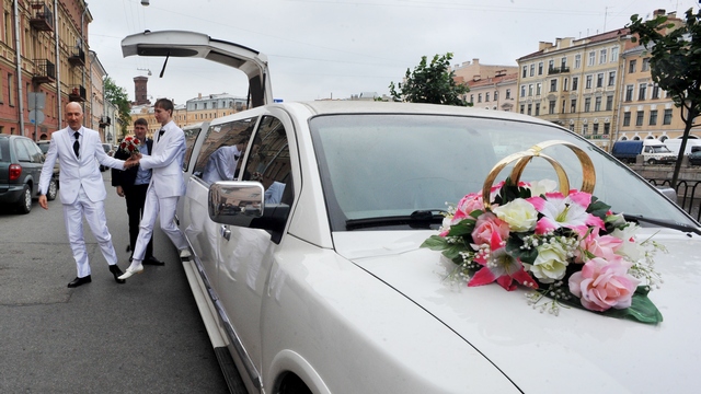 Пытавшиеся пожениться геи готовы обжаловать отказ в Страсбурге
