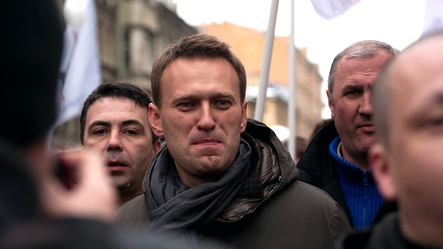 El País: Короткий тюремный срок был бы Навальному на руку