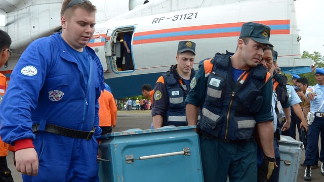 К поискам обломков AirAsia подключили российских водолазов 