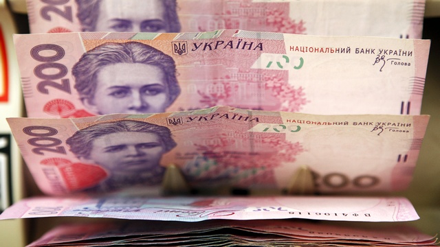BBC: Жизнь украинцев идет под откос вместе с гривной