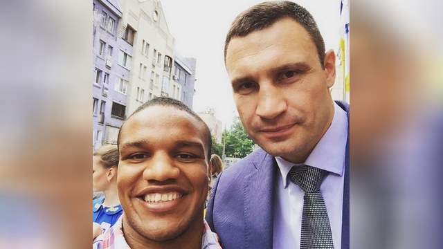 Кличко подарил борцу селфи вместо квартиры
