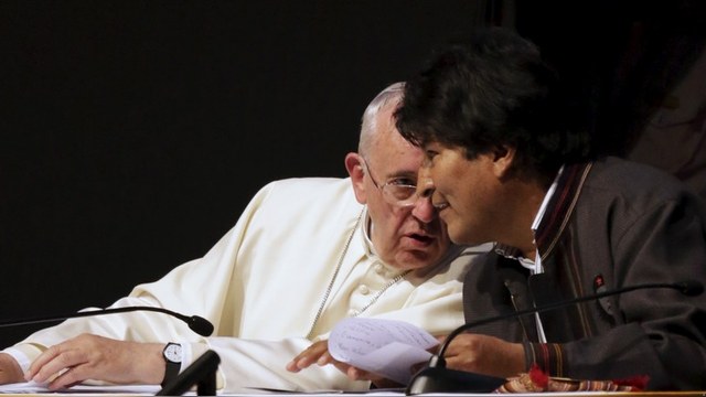 Президент Боливии смутил папу серпом и молотом