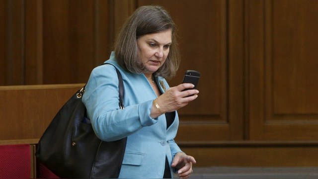 Корреспондент: За поправки в конституцию Рада голосовала под присмотром Нуланд