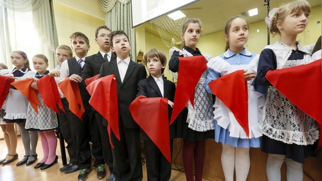DT: Российские депутаты просят Путина вернуть пионеров и комсомольцев