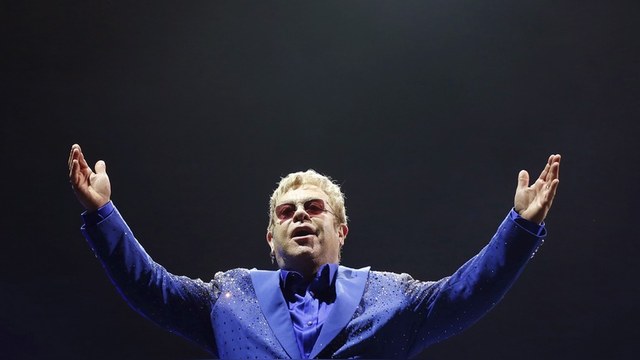 Элтон Джон пообещал без страха обсудить с Путиным права человека