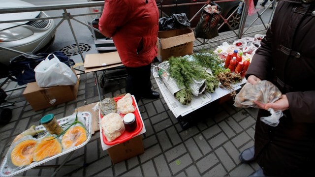 Wall Street Journal: Россияне стали беднее, но Путина не разлюбили