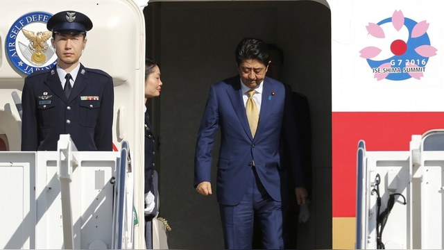 Nikkei: Ради Курил премьер Абэ решил «броситься в объятия» Путину
