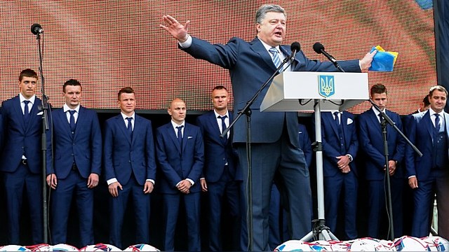 Обозреватель: Порошенко обещает гимн в Донецке под национальным флагом