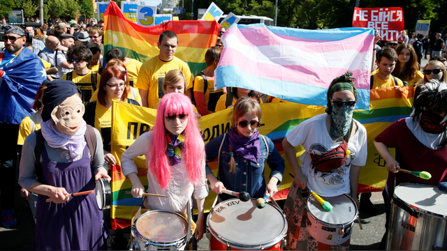 Вести: На гей-парад в Киеве пришло больше полицейских, чем участников