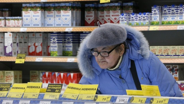 Bloomberg: Россияне экономят на еде и лекарствах, но верят в Путина