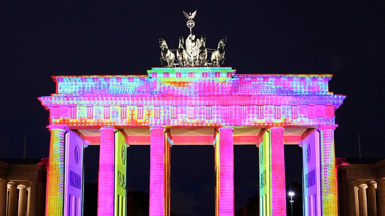 Die Welt шутит: «Все флаги в гости» на Бранденбургские ворота, лишь бы никого не обидеть