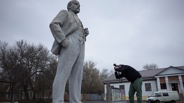 NYTimes: в поисках Ленина швейцарец и француз объездили всю Украину