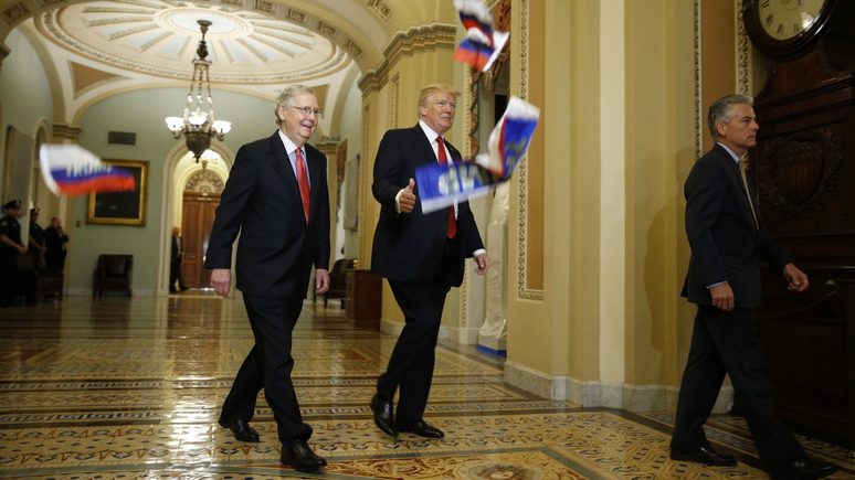 «Трамп — измена»: президента США забросали российскими флагами в здании конгресса