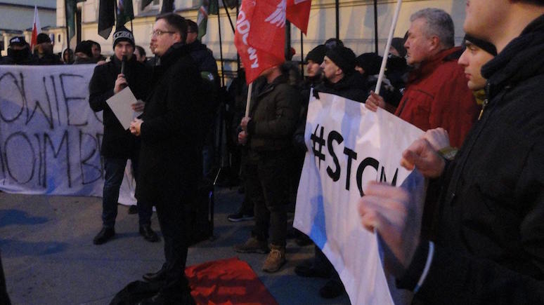 RMF24: у посольства Украины в Варшаве сожгли портреты «вырожденцев» — Бандеры и Шухевича