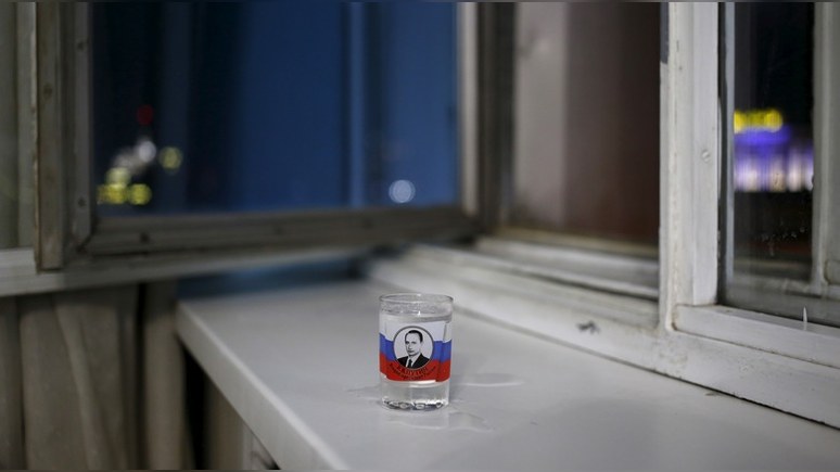 Sun научила британских фанатов, как правильно пить vodka и есть borscht