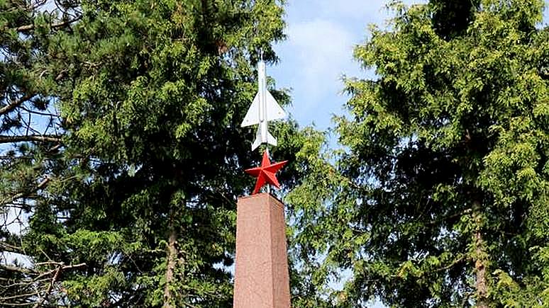 Junge Welt: немцы восстановили памятник советским лётчикам-героям