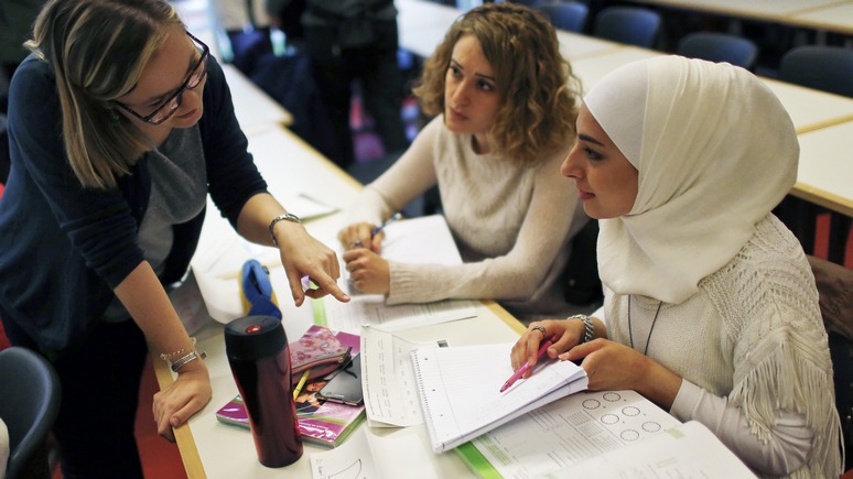 BZ: в Германии школьников просят доносить на учителей за политическую предвзятость