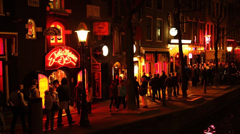Guardian: власти Амстердама задумались о закрытии «квартала красных фонарей» 