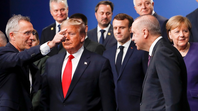 Эксперт: НАТО «застряло между Трампом и Макроном»