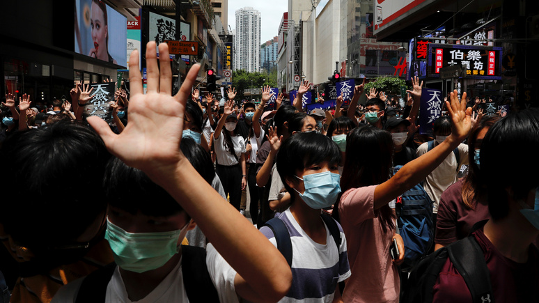 Times: «террористы» и «подстрекатели» — Пекин объяснил, против кого направлен закон о нацбезопасности Гонконга 