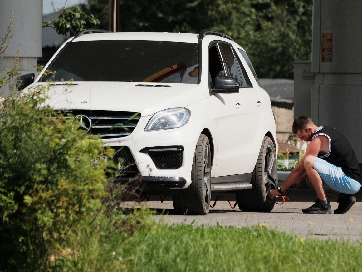 Автомобильный расизм - в Туркменистане решено оставить только белые машины