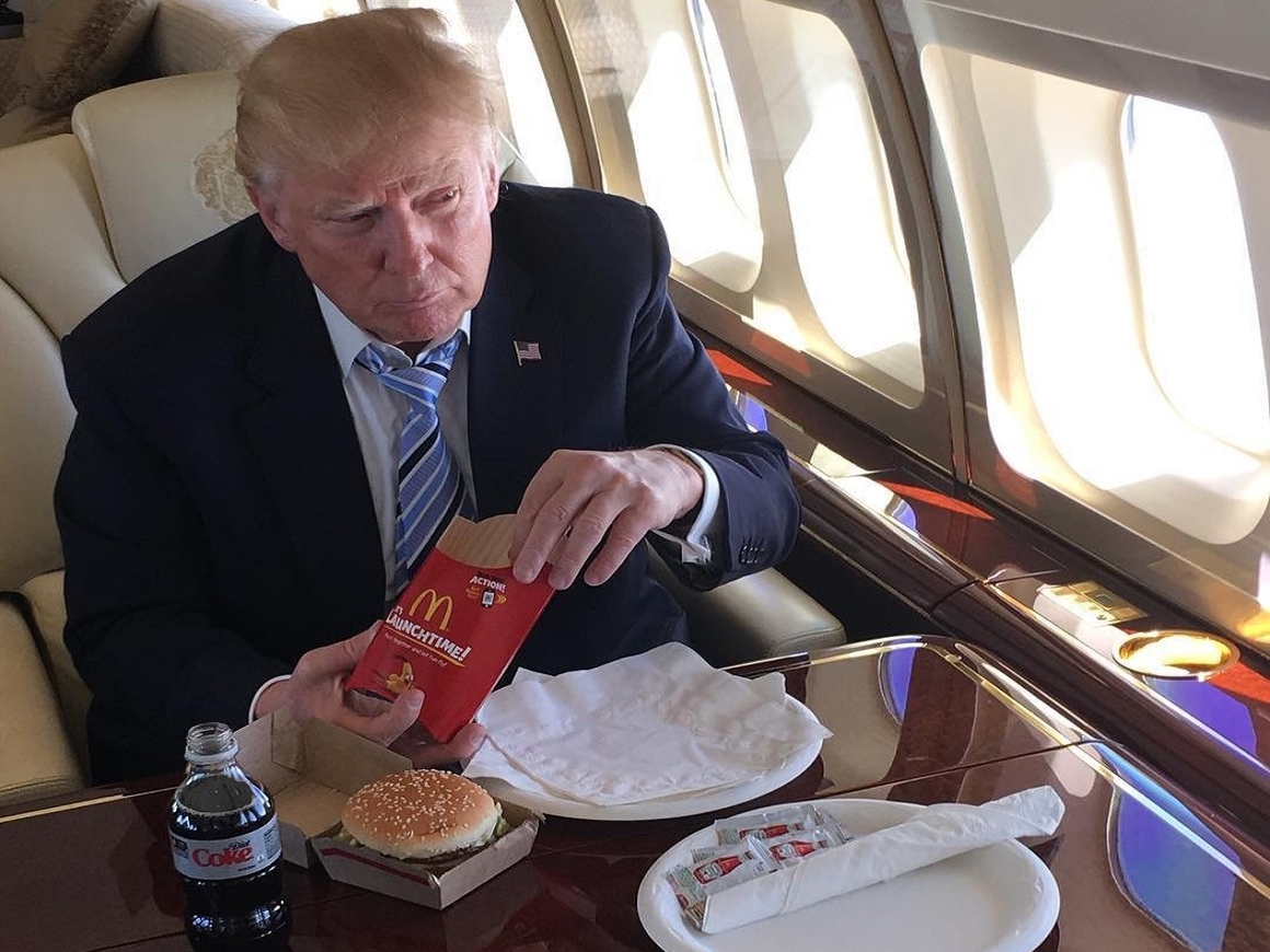 Диета президента: Дональд Трамп решил есть бургеры с половиной булочки