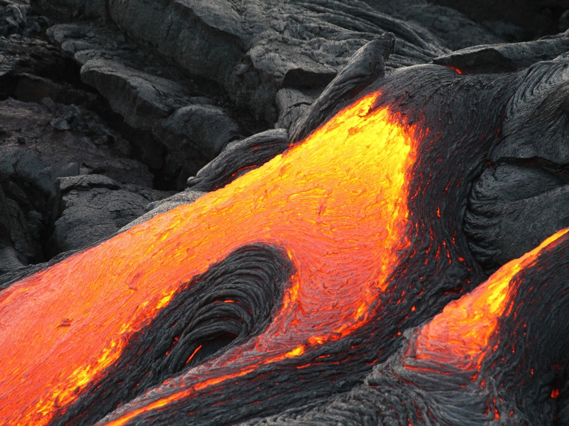 Огонь пожирает рай: извержение вулкана привело Гавайи к катастрофе (фото, видео)