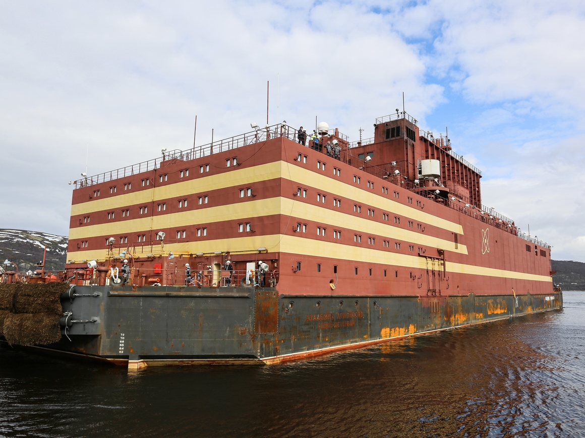 Российская плавучая атомная электростанция завершила первый выход в море (видео)