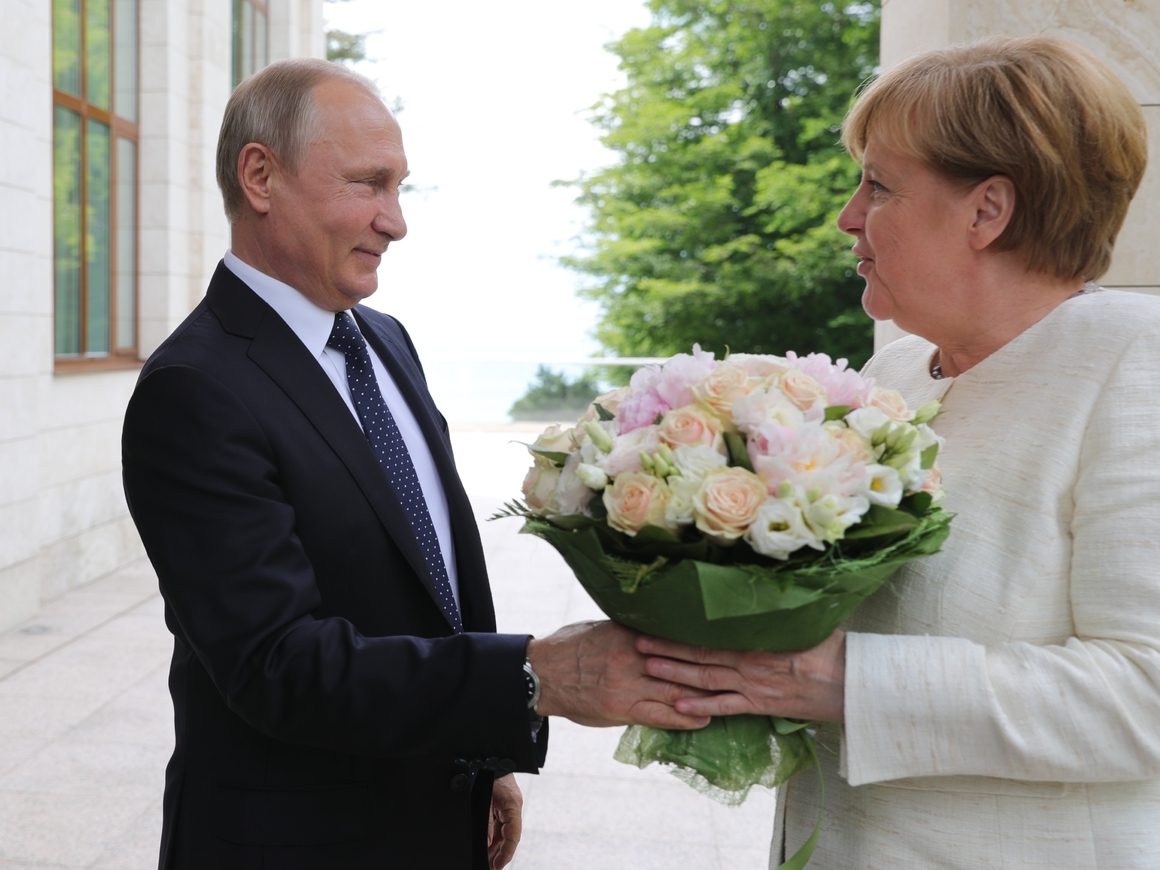 Путин подарил Меркель цветы. Немецкие СМИ посчитали это оскорблением