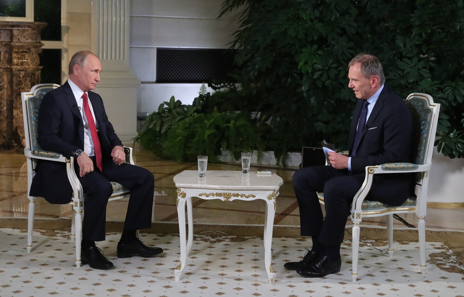 Владимир Путин во время интервью журналисту австрийской телерадиокомпании ORF