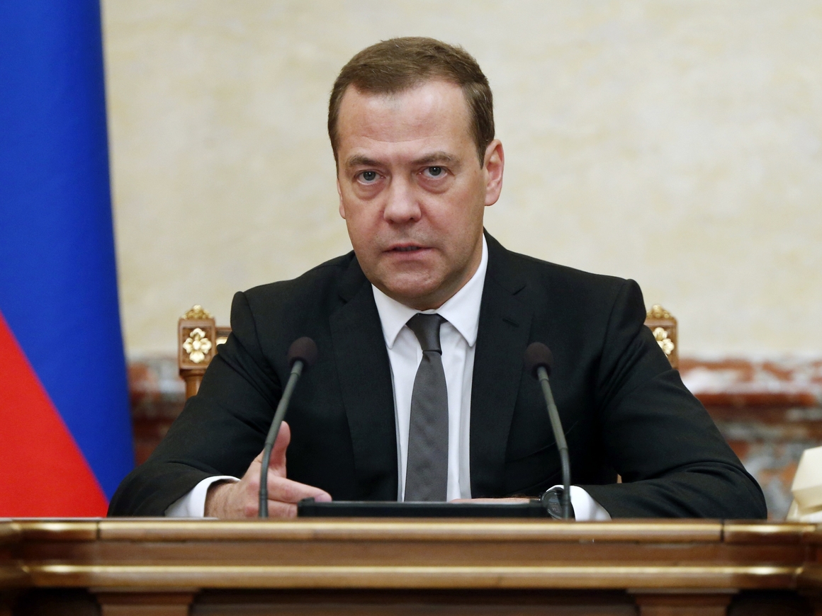 Старики-стахановцы: Дмитрий Медведев объявил о повышении пенсионного возраста