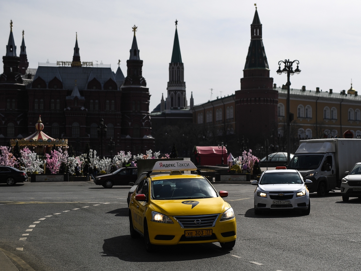 Таксист въехал в толпу в центре Москвы. Пострадали гости из Мексики