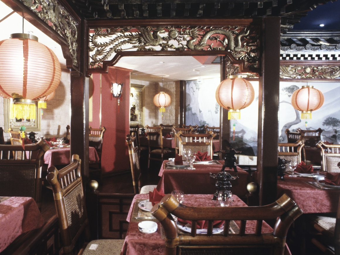 Ресторан в Китае устроил "шведский стол" на месяц и обанкротился через 2 недели