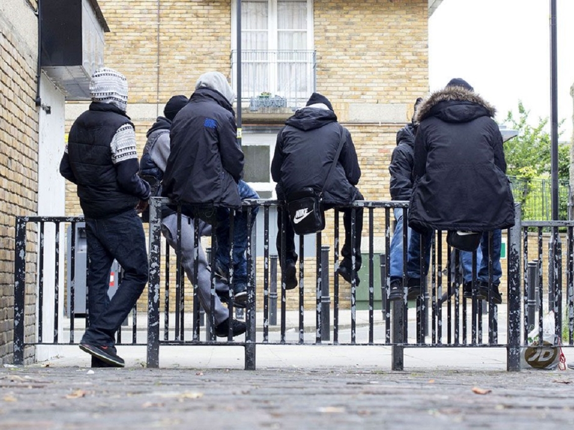 Детство на улице - 30 000 детишек в Британии работают наркокурьерами в бандах