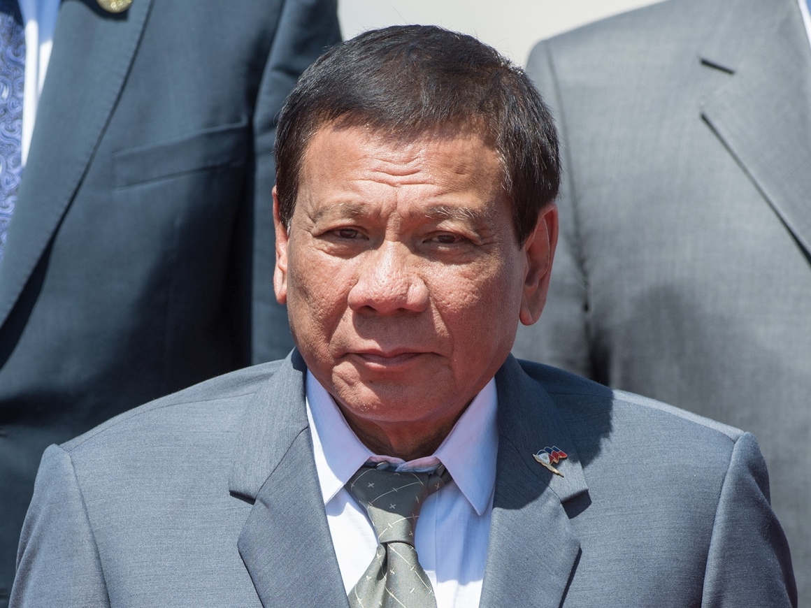 Президент Филиппин назвал Бога "тупым" – народ в шоке