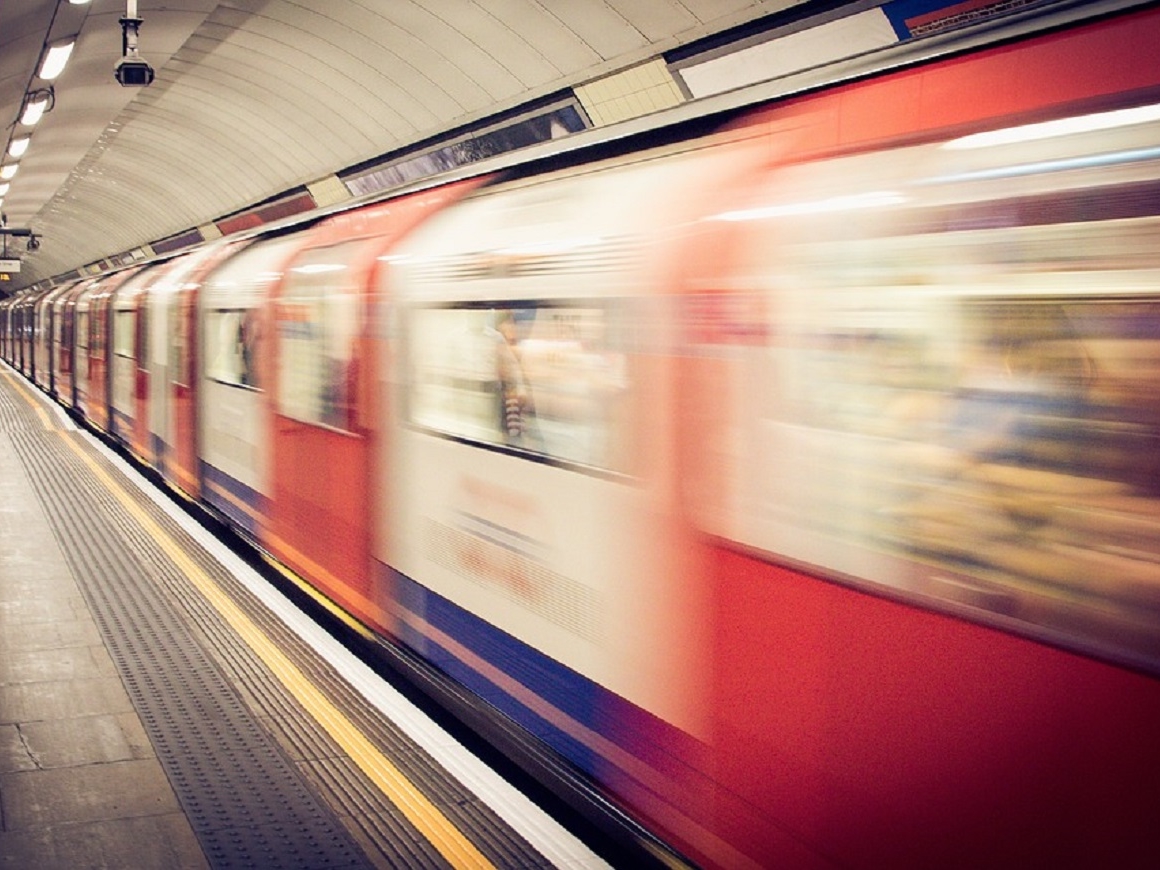 Политик раздала в венском метро 14 000 дезодорантов