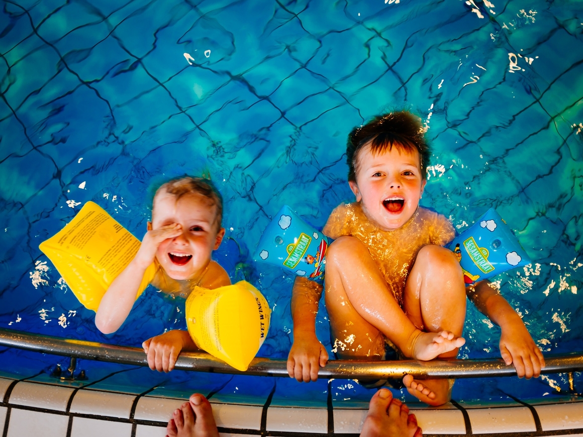 Родители-миллениалы? В Германии дети тонут в бассейнах из-за смартфонов