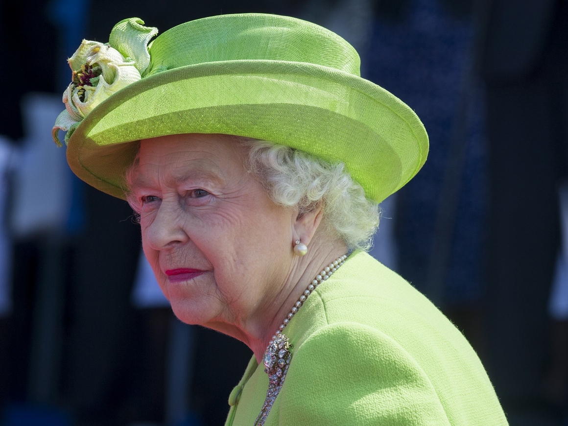 God Save the Queen! Австралийцы массово требуют портреты королевы