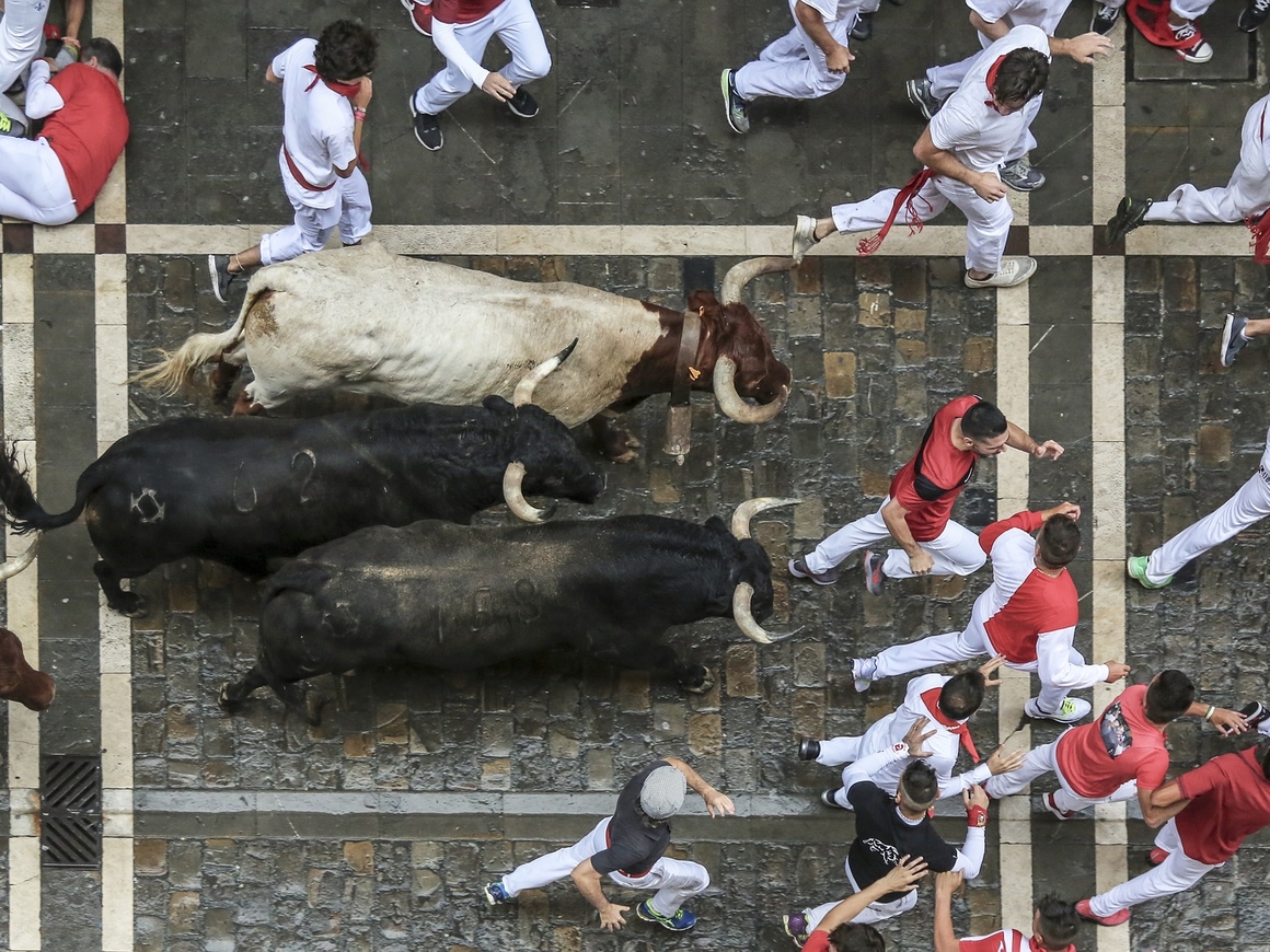 Шары вместо быков: бравые испанцы отказываются праздновать в безопасных условиях