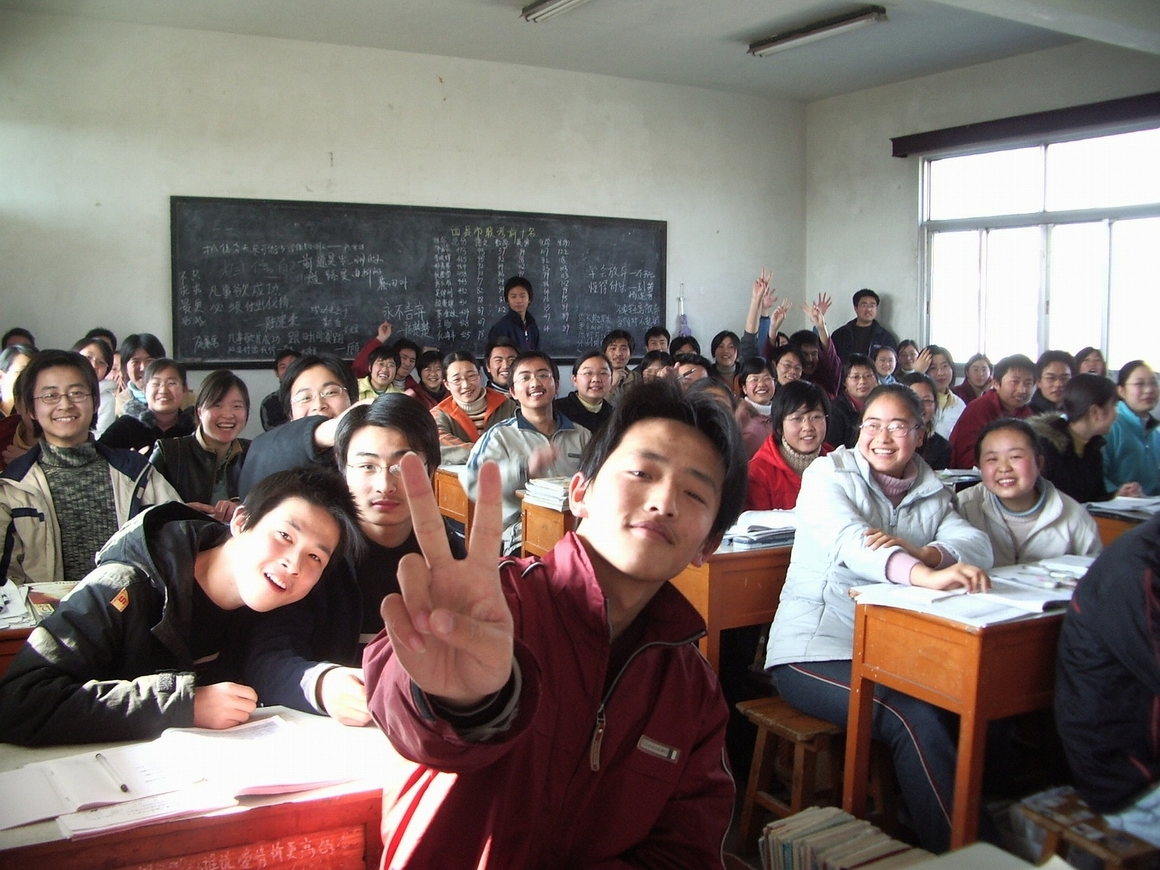 З - Зависть: в школах КНР отменят домашнюю работу, чтобы школьники не слепли