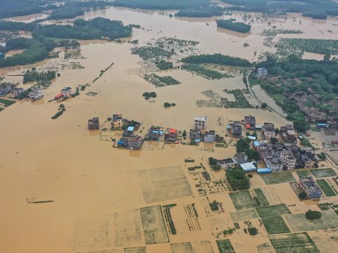 Наводнение в Южном Китае: десятки погибших, сотни тысяч пострадавших (видео)