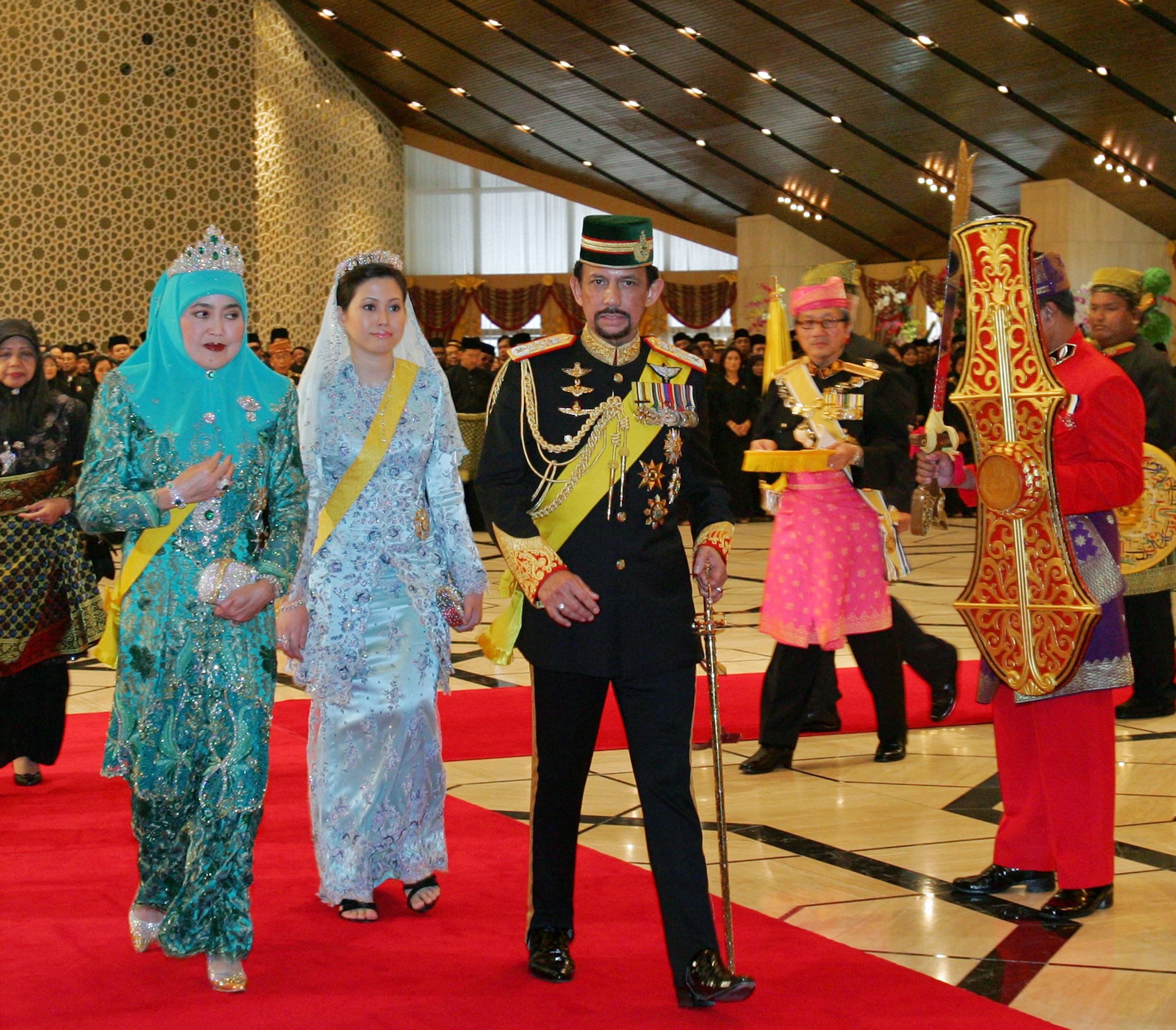 Султан Брунея Хассанал Болкиах с двумя своими женами/Reuters